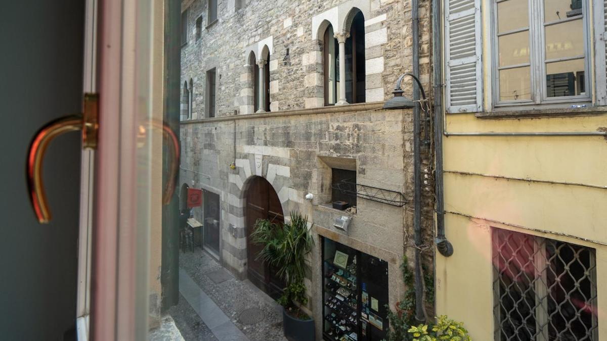 Alloggio Del 1400 Nel Cuore Del Centro Storico A 2 Min Dal Porto E Con 2 Bici Gratuite Côme Extérieur photo